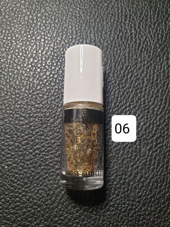 Paillettes pour les yeux Essence 06