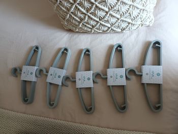 Lot de 30 cintres enfant / bébé neufs