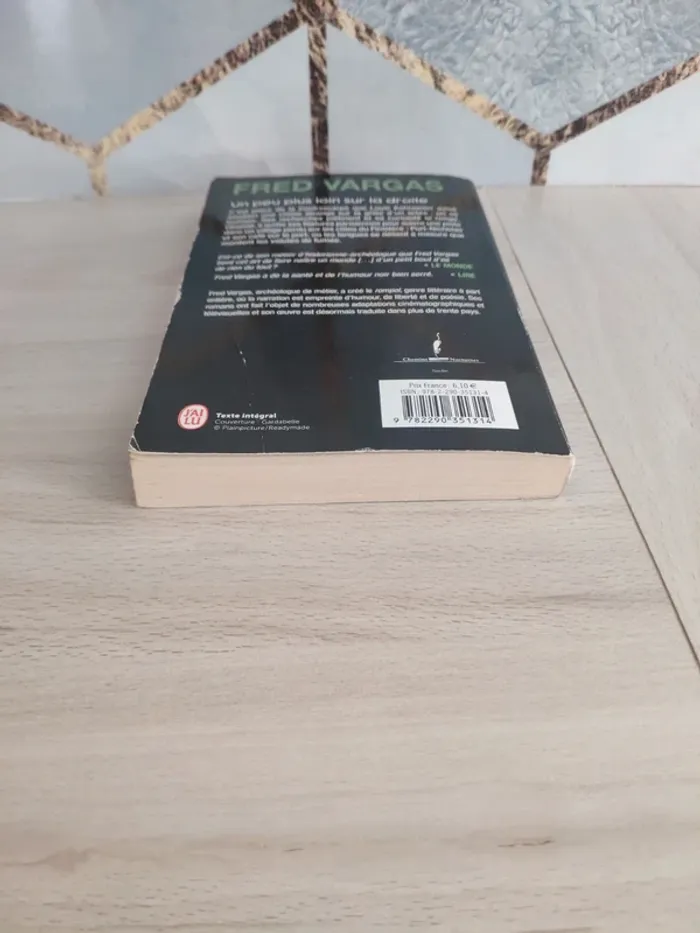 Livre poche un peu plus loin sur la droite Vargas - photo numéro 4