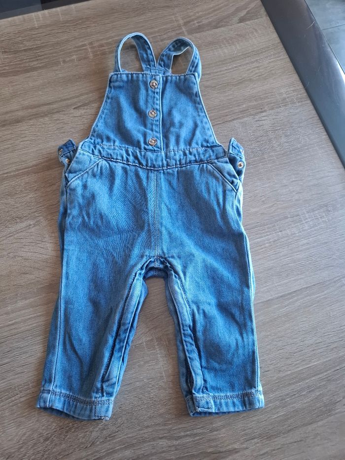 Jolie salopette/pantalon fille taille12mois. Très bon état. Marque tape à l'œil