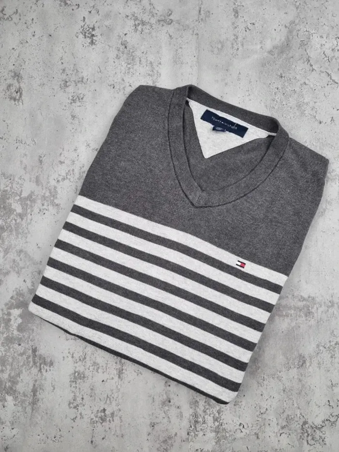 Pull col V Tommy Hilfiger rayé gris/blanc – Taille M Homme
