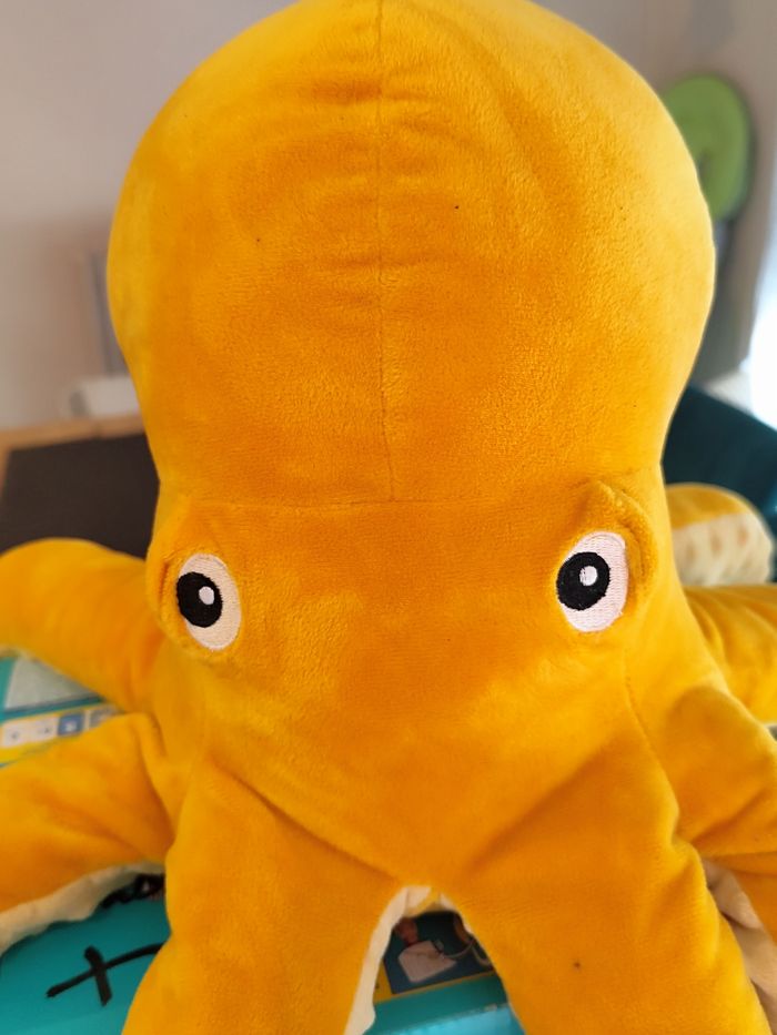 L'Ami de CĂąlins Parfait đCette pieuvre en peluche douce et gĂ©ante est prĂȘte Ă trouver sa nouvelle maison ! Parfait pour les cĂąlins, la dĂ©coration, ou pour jouer, il est un ajout charmant Ă n'importe quelle chambre d'enfant ou salon. Ses ten - photo numĂ©ro 2