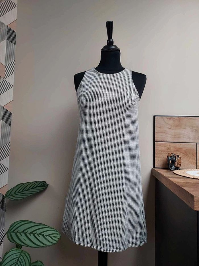 Jolie robe sans manches motif pied de poule