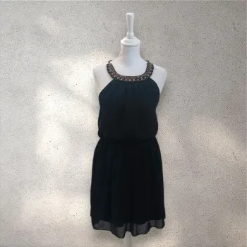 Robe fluide sans manche bijoux ras de cou taille S
