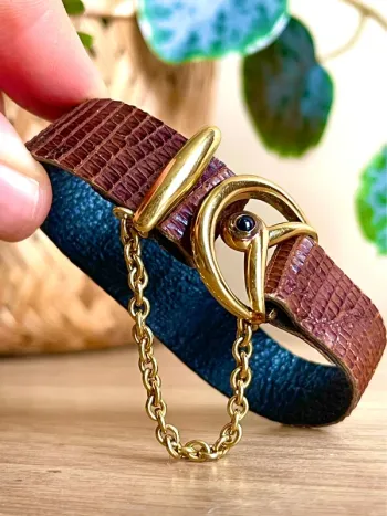 sublime Bracelet cuir lezard marron boucle metal dore avec chaine