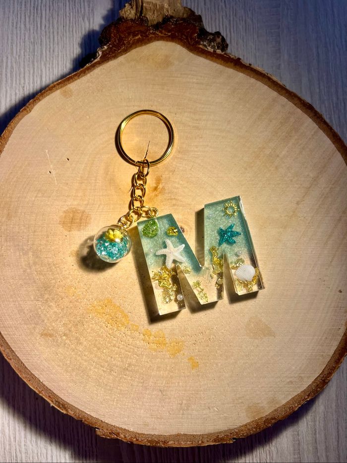 Porte-clés lettre M en résine