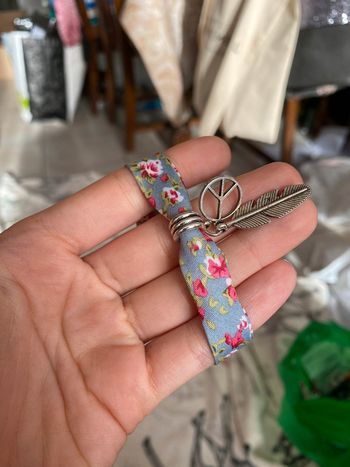 Bracelet tissu avec breloques plume et Peace.