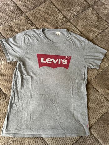 Tee-shirts Lévis taille m en bon état