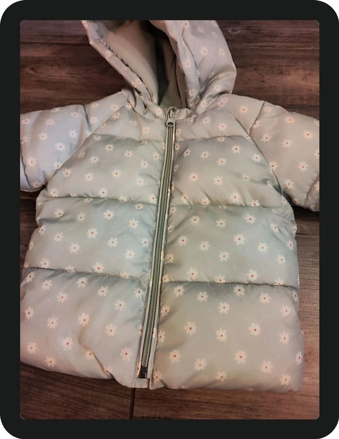 Blouson à capuche bleu clair avec fleur blanche Kiabi Taille 18 mois - photo numéro 2