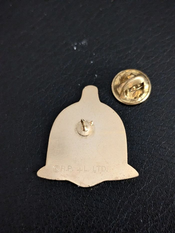 Pin's casque chapeau Policier England - photo numéro 2