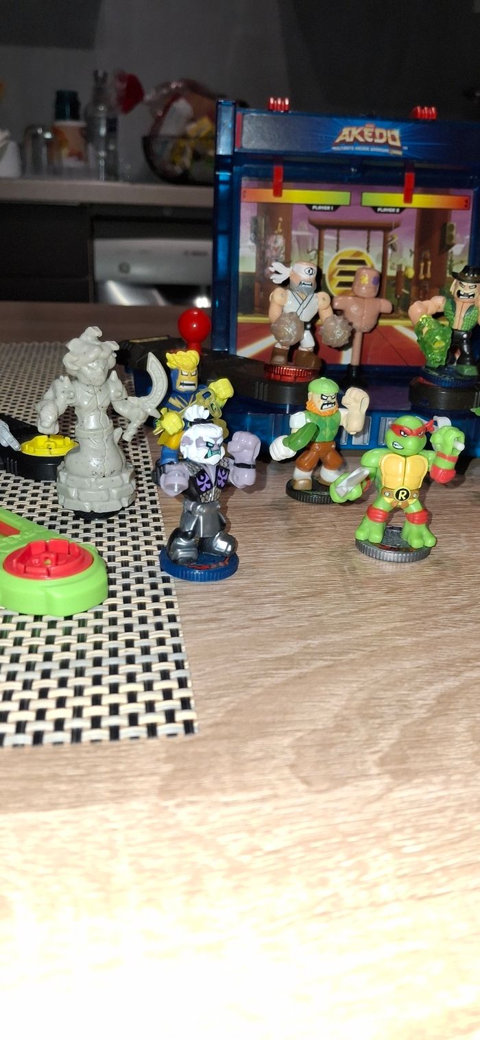 Lot Akedo – Arène + 10 figurines + accessoires - photo numéro 3
