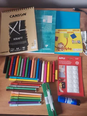 Lot d'articles scolaires