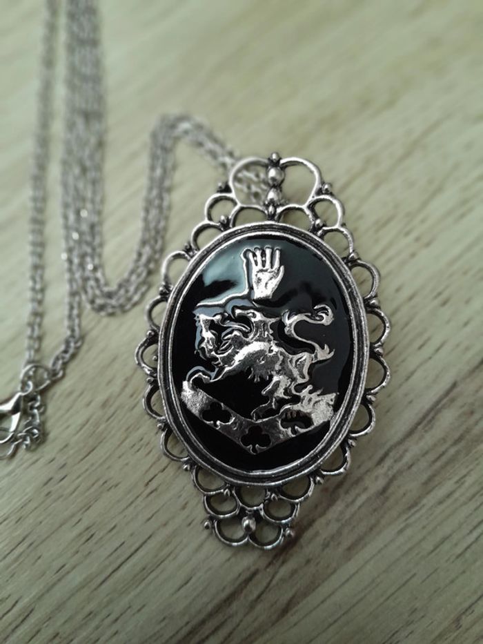 Collier porté par Rosalie dans la Saga Twilight - photo numéro 2