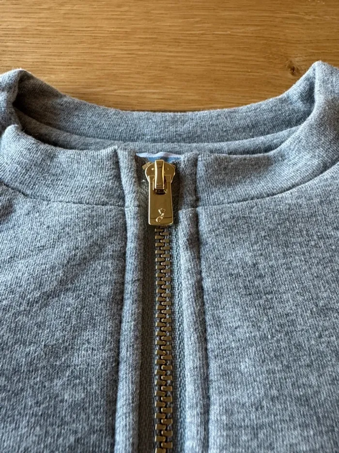 Veste/Cardigan zippée ML gris chiné, rebord plissé NEUVE - Taille 4 Ans - photo numéro 6