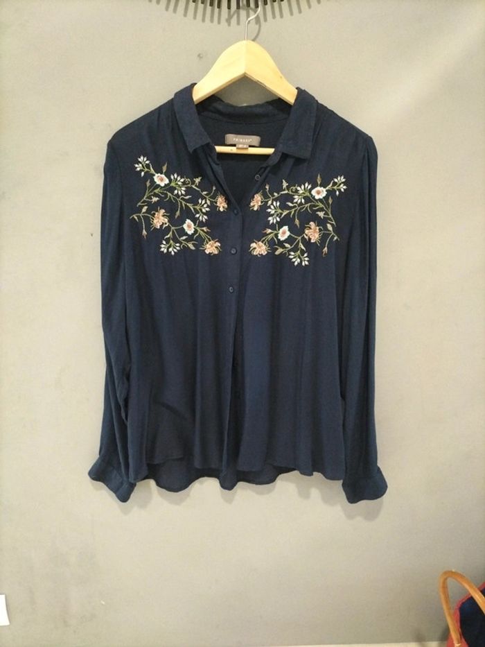 Chemise avec fleurs brodées