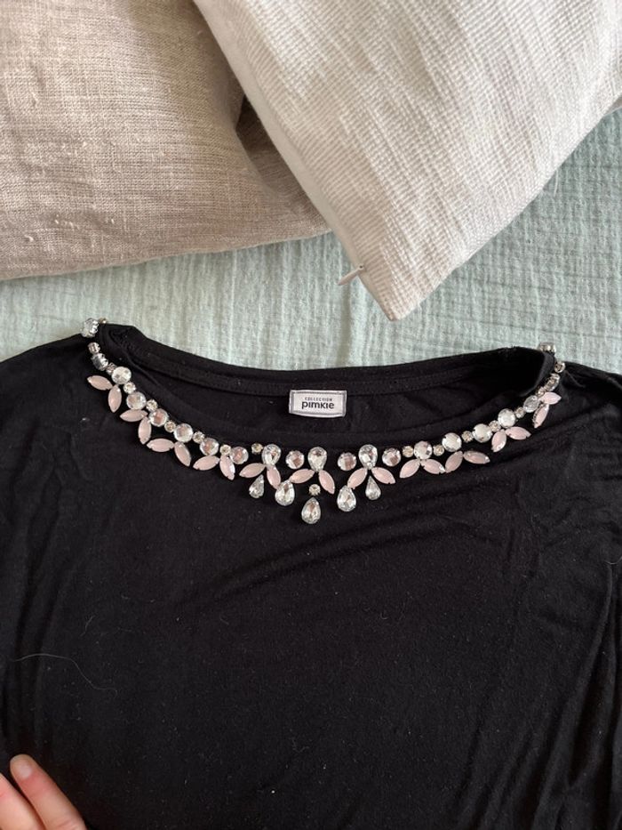T-shirt noir avec bijoux dessus du col - photo numéro 3