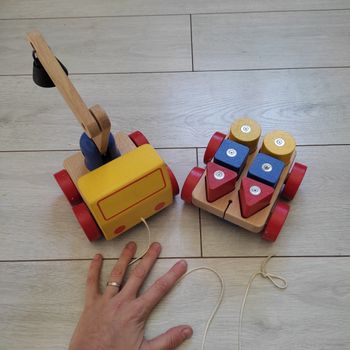 Camion à tirer en bois avec grue aimantée et formes à encastrer
