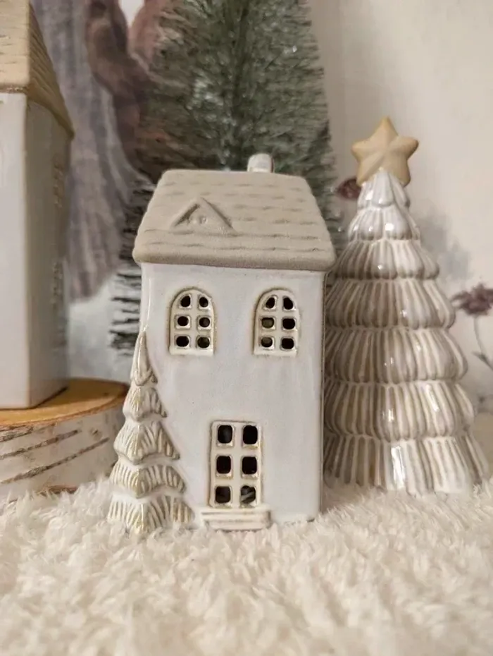 Petite maisonnette lumineuse en céramique avec sapins, éclairage led- NEUVE - photo numéro 3