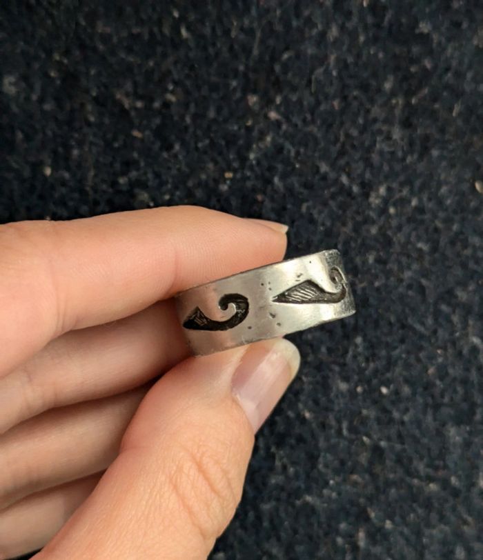 Bague en étain a motifs