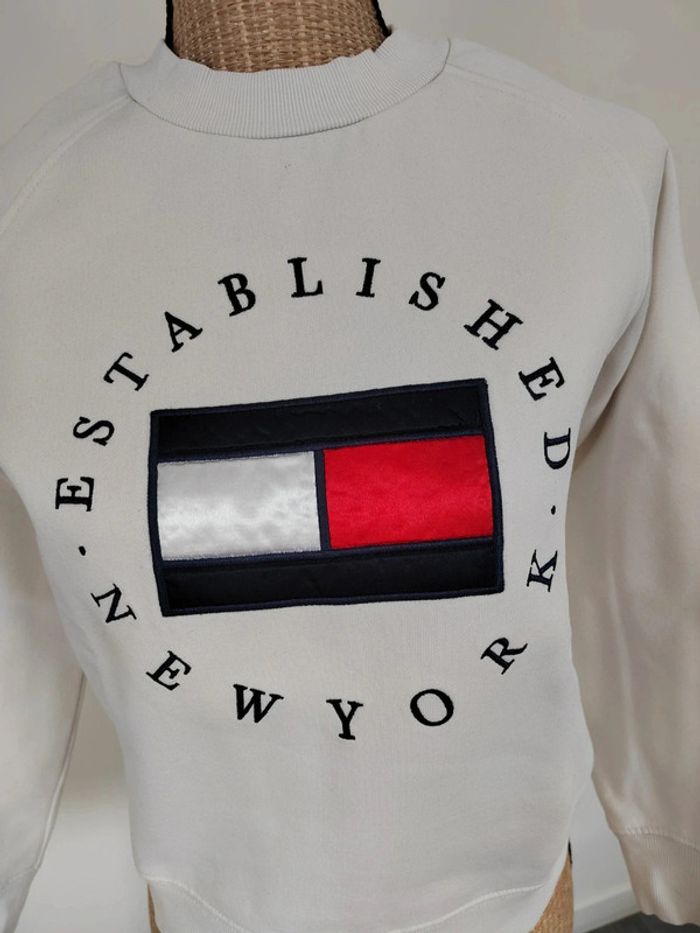 Sweat blanc Tommy Hilfiger Logo sur le devant Taille 164 (14 ans) Excellent état - photo numéro 3