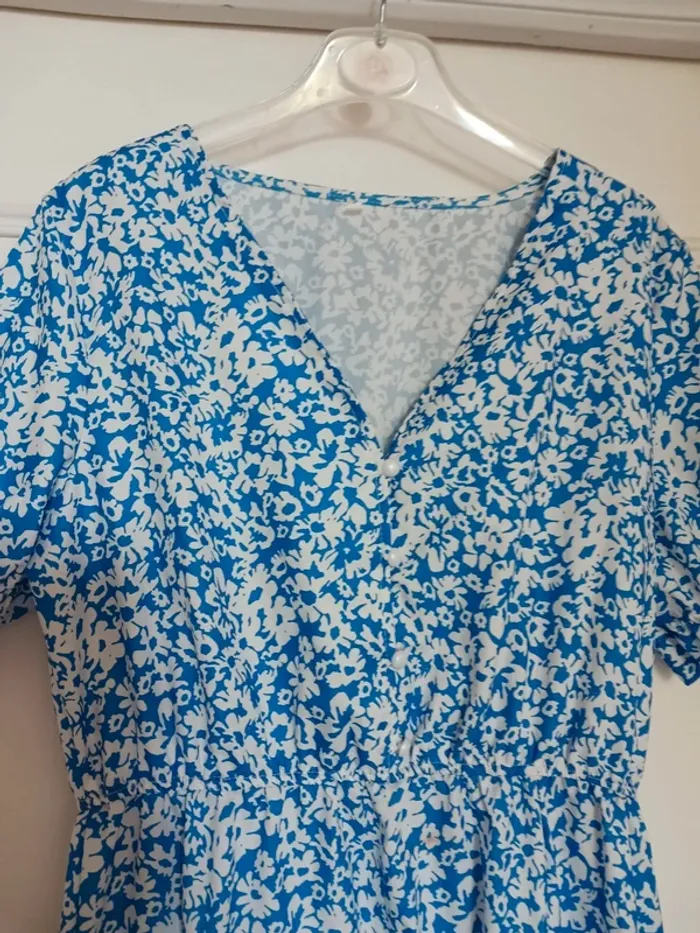 Robe bleu et blanche à fleurs - photo numéro 2
