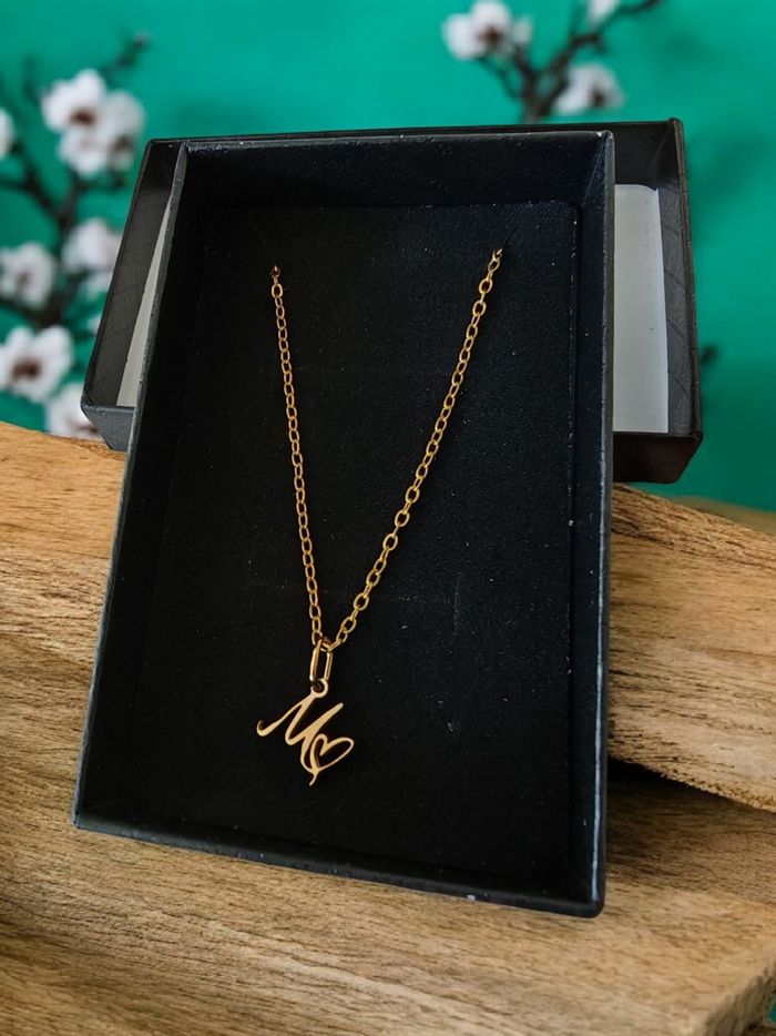 Pendentif acier inoxydable Lettre M prêt à offrir