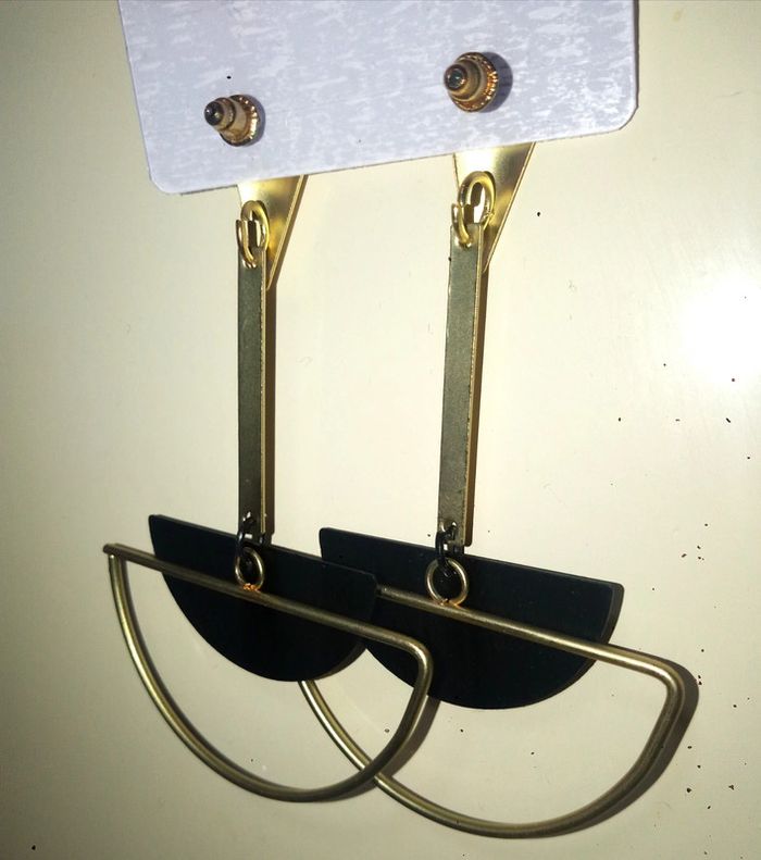 Boucles d'oreilles pendantes demi-cercles dorées et noir mat. - photo numéro 3