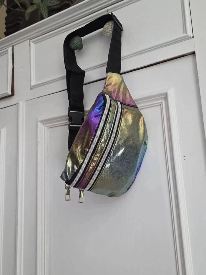 Banane iridescente multicolore – Accessoire stylé et pratique