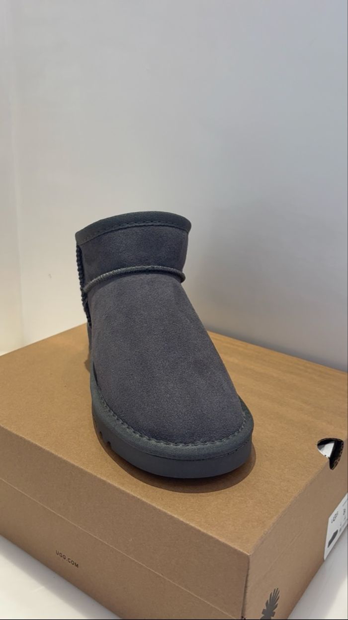 Pantoufles UGG Neuf Taille 39 - photo numéro 4