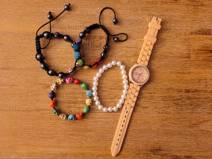 Lot 4 bracelets (chambalas, perles) et une montre