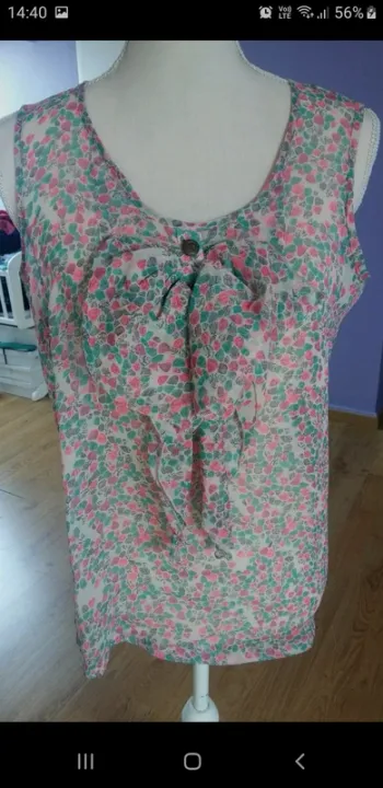 Top fluide transparent sans manche fleuri