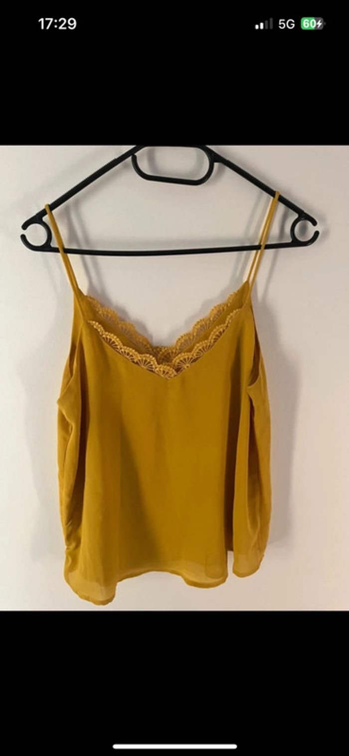 Top jaune moutarde col V avec liseré dentelle – Taille unique - photo numéro 2