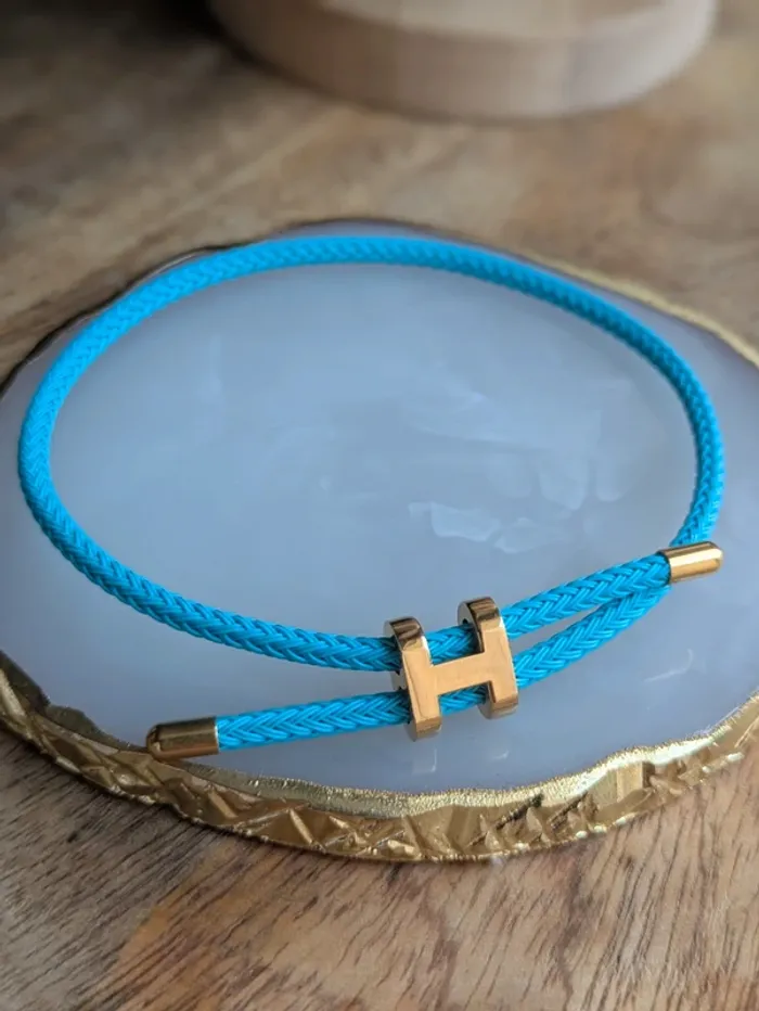 Bracelet cordon H bleu ciel