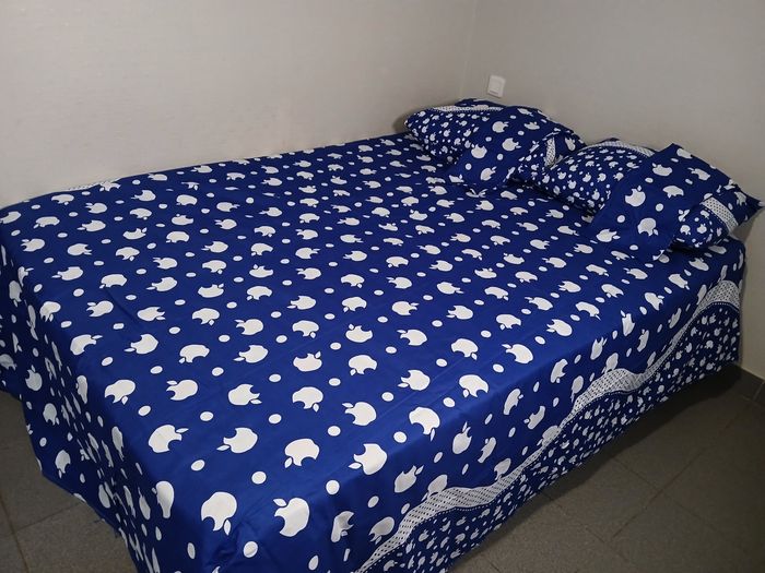 Drap de lit avec 4 taies d'oreiller - photo numéro 2