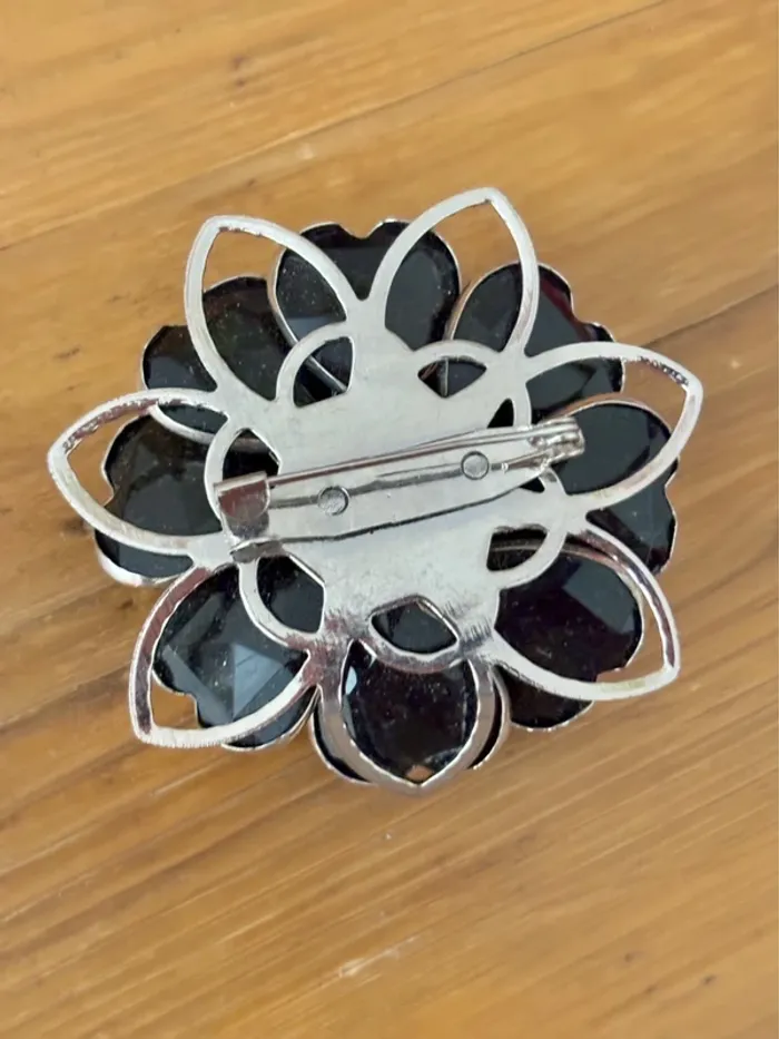 Jolie broche fleur métal noir parfait état - photo numéro 4