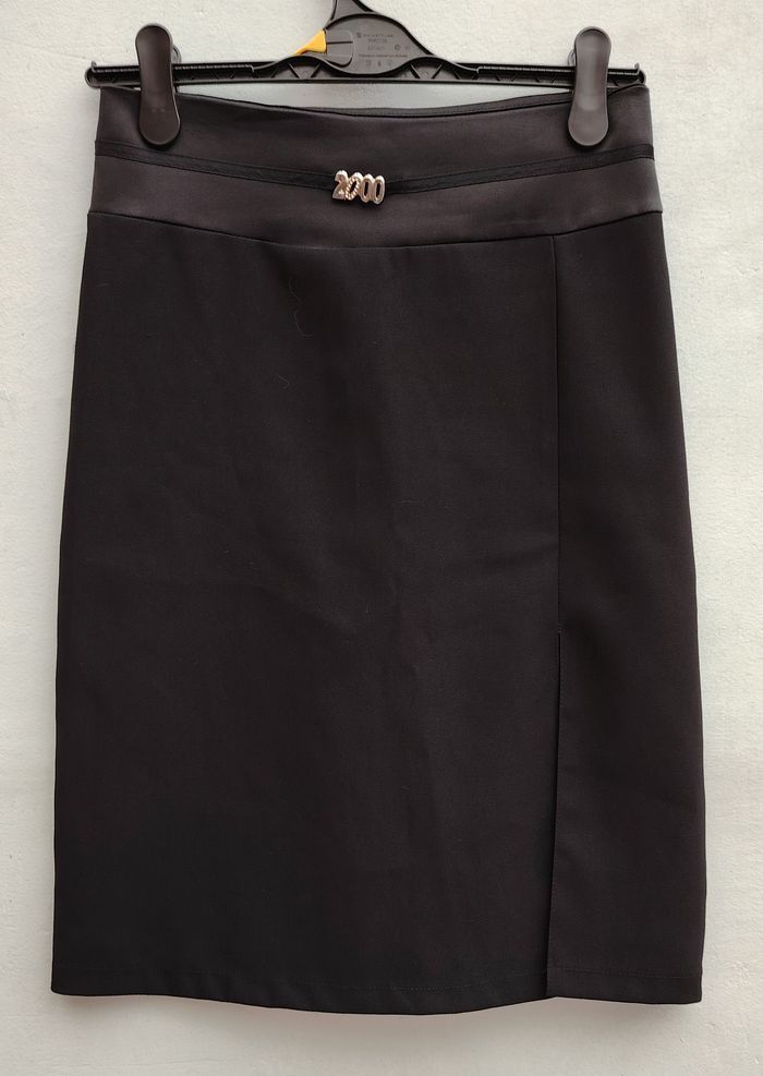 Jupe noire Terre de Sienne – Taille non indiquée – coupe droite élégante