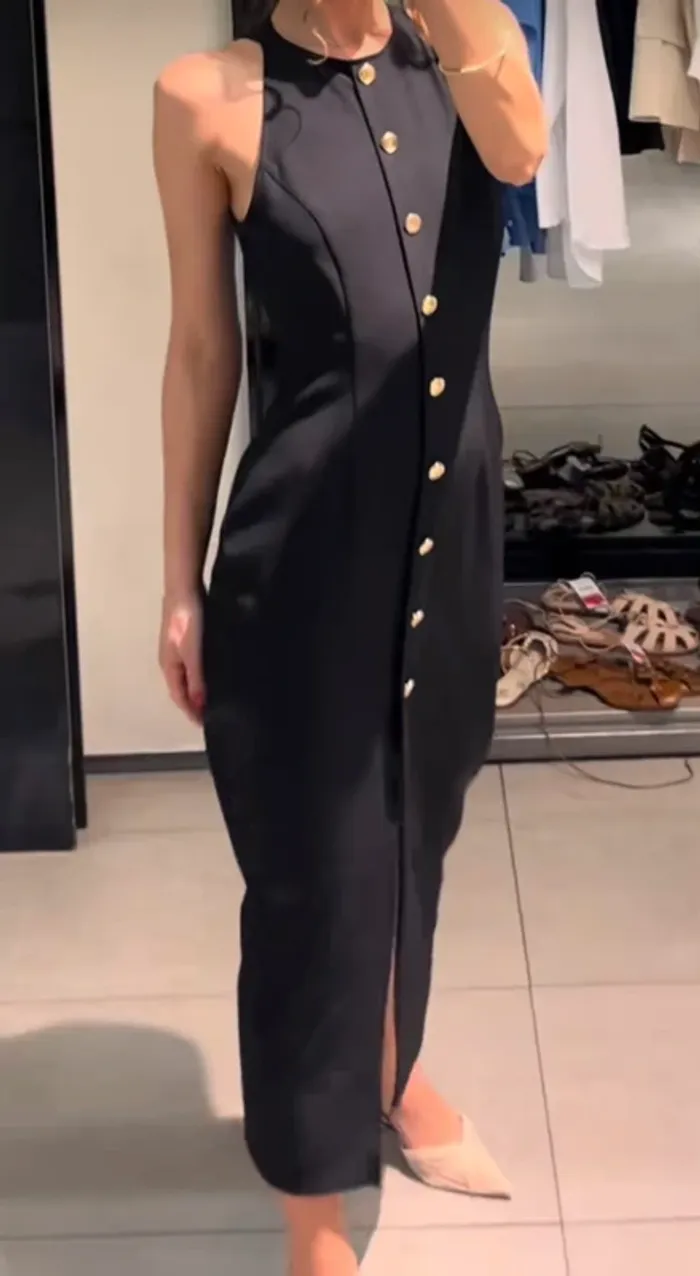 Robe noire Zara bouton doré, collection été 2025 - photo numéro 5