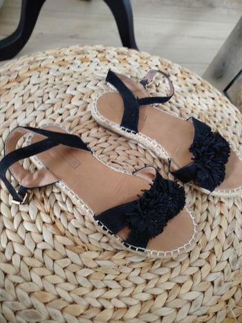 Sandalettes noires à fleurs (daim) 39