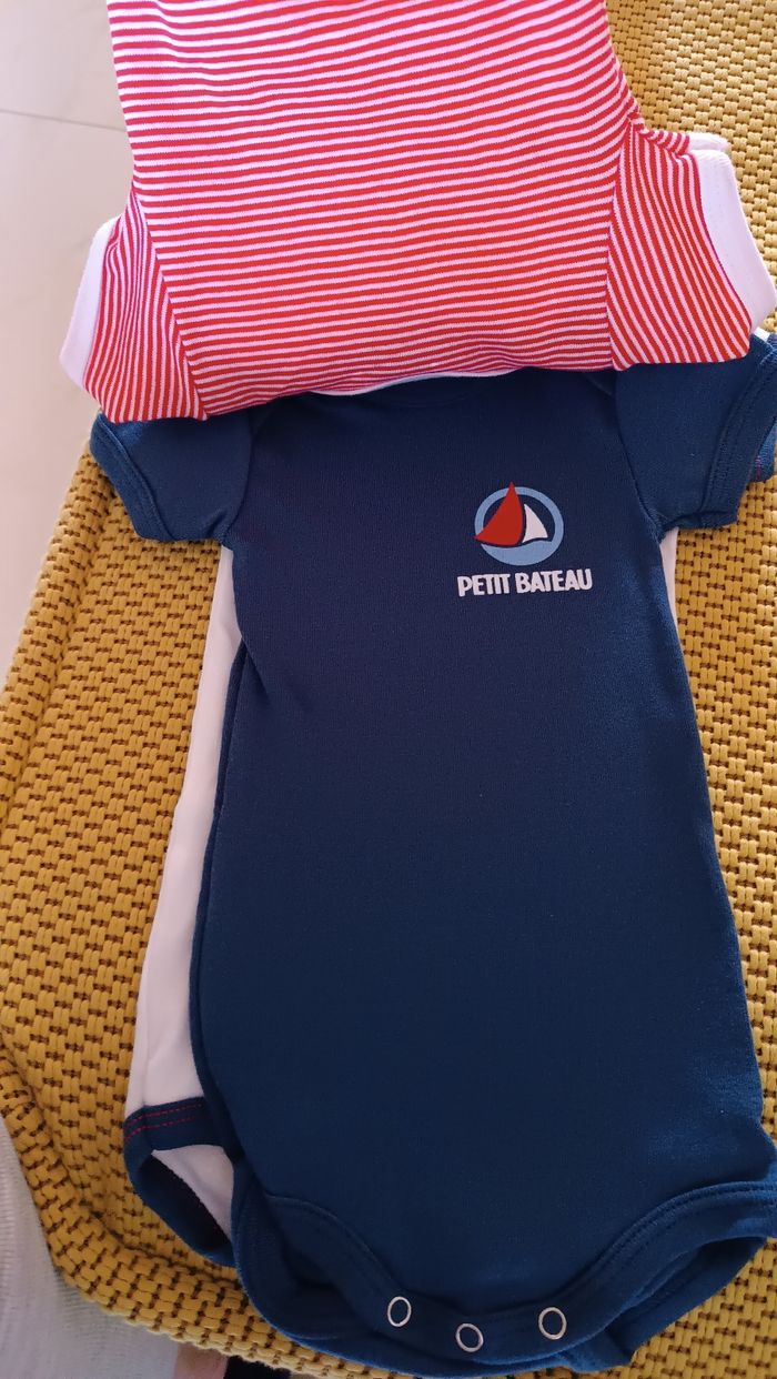 Petit Bateau. Lot de 3 Bodies manches courtes. 100% Coton Bio. Taille 3 mois 60 cm - photo numéro 3