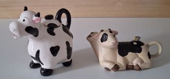 Lot de deux vaches verseuses avec un couvercle