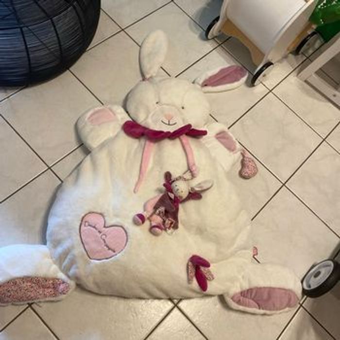 Tapis deveil blanc avec pattes fleuries et son doudou cerise assortis