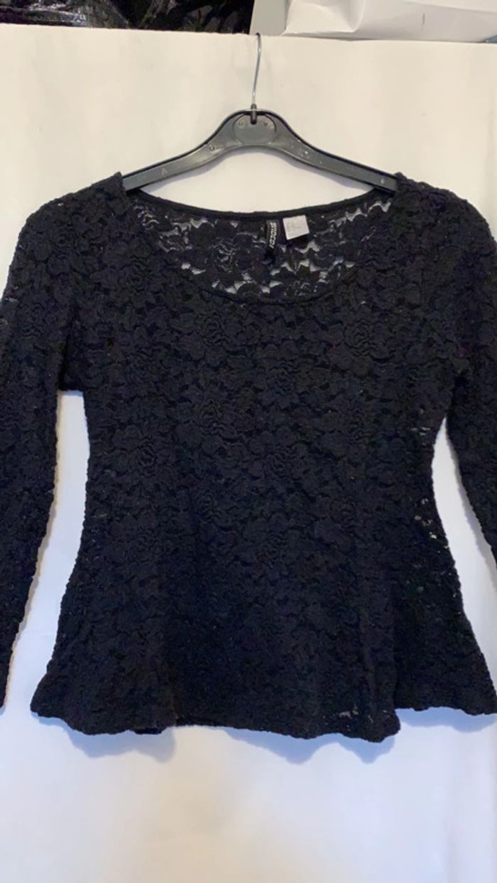 Haut en broderie noir style peplum