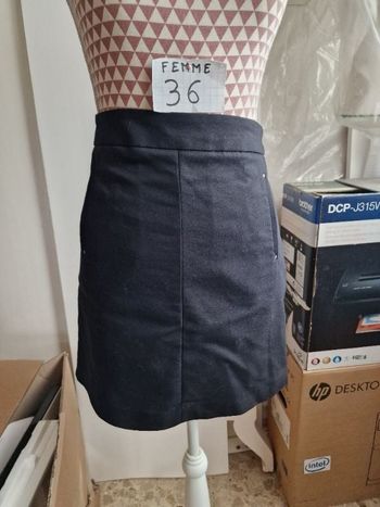 Jupe, noir, longueur 44cm, avec 2 poches latéral, fermeture par zip sur le côté,en coton et elasthan