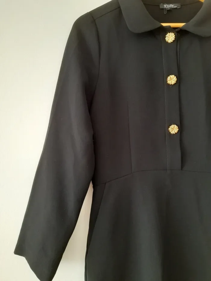 Petite robe noire avec col et resserrée à la taille - photo numéro 4