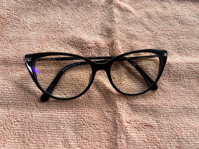 Lunette manque 1 strass .