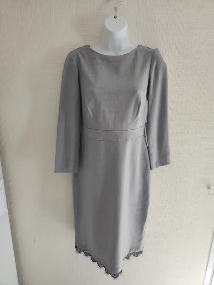 Jolie robe grise ajustée dentelle noire en bas Mohito 34 - photo numéro 2