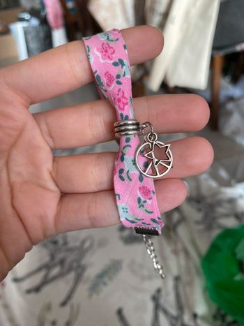 Bracelet tissu avec breloques étoile et peace.