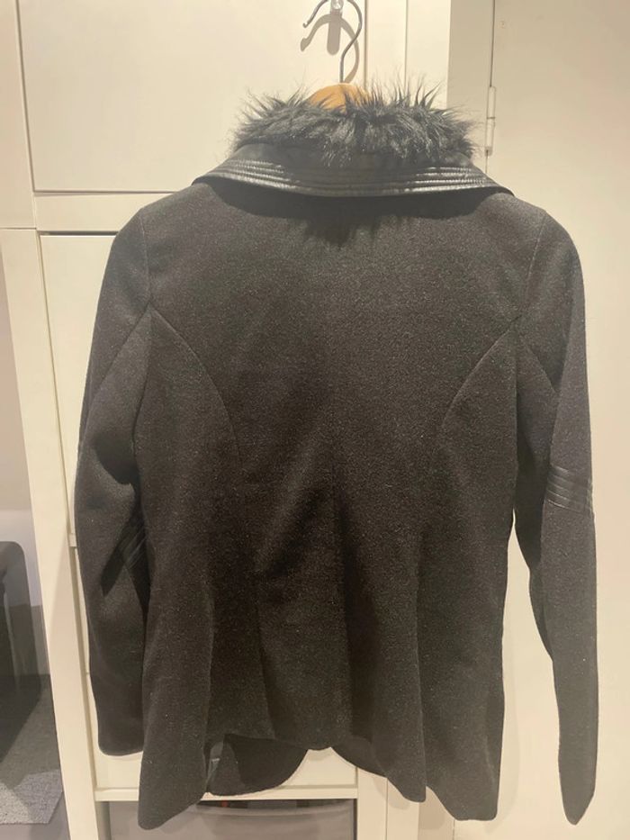 Manteau court cintré fausse fourrure au col - photo numéro 3