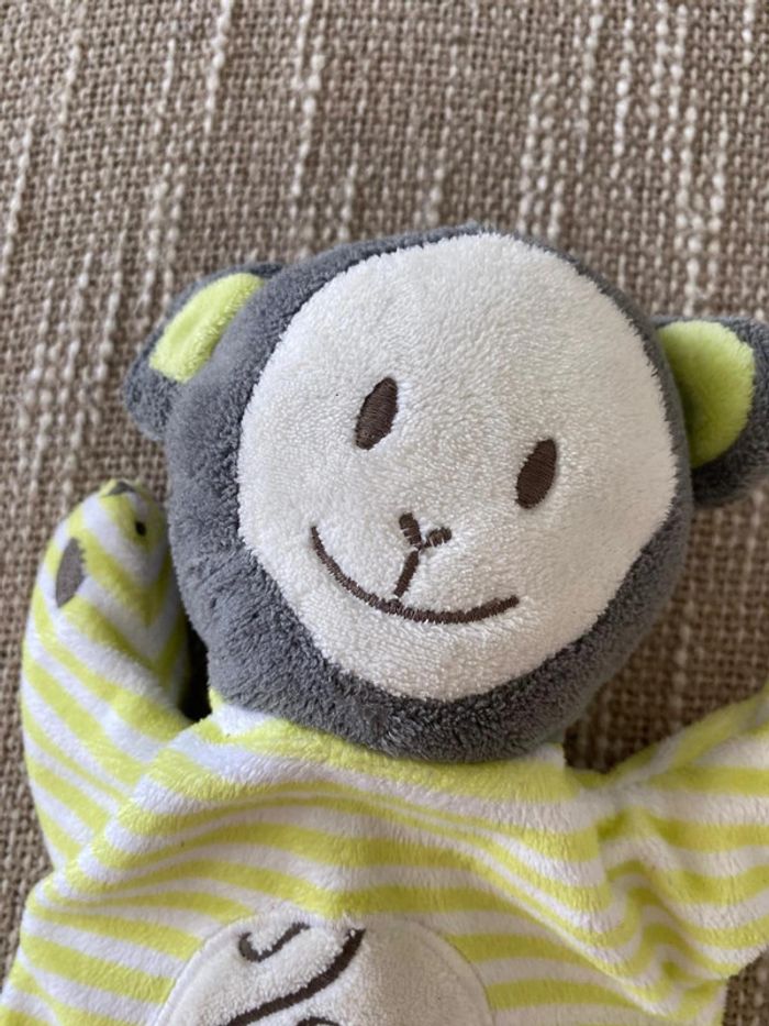 Peluche doudou marionnette 22cm Obaibi singe vert blanc rayé gris très bon état - photo numéro 2