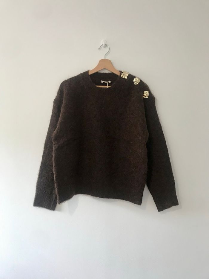 Pull élégant avec Bouton Bijou doré sur Épaule - photo numéro 3